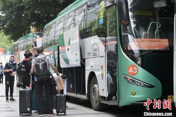 《每日体育报》报道，巴萨明夏优先签道格拉斯-路易斯作为后腰位置的补强。